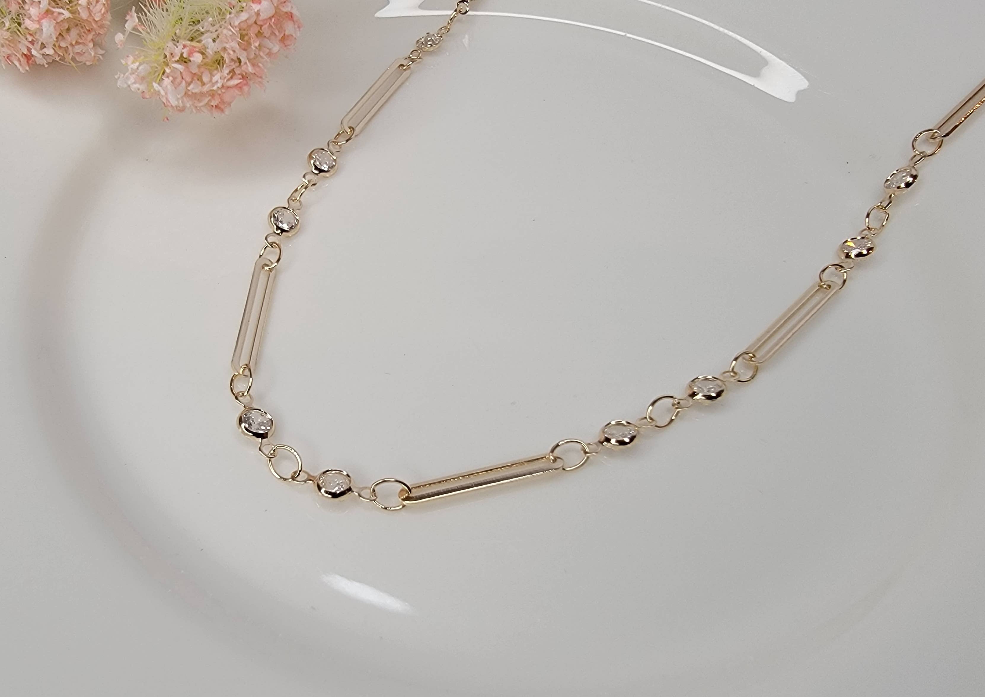 DELICATE LINK WITH CZ NECKLACE.